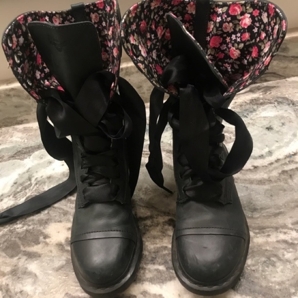 Dr. Martens Shoes - Dr Martens Sz 8 LaceUp Leather Floral Combat Boots